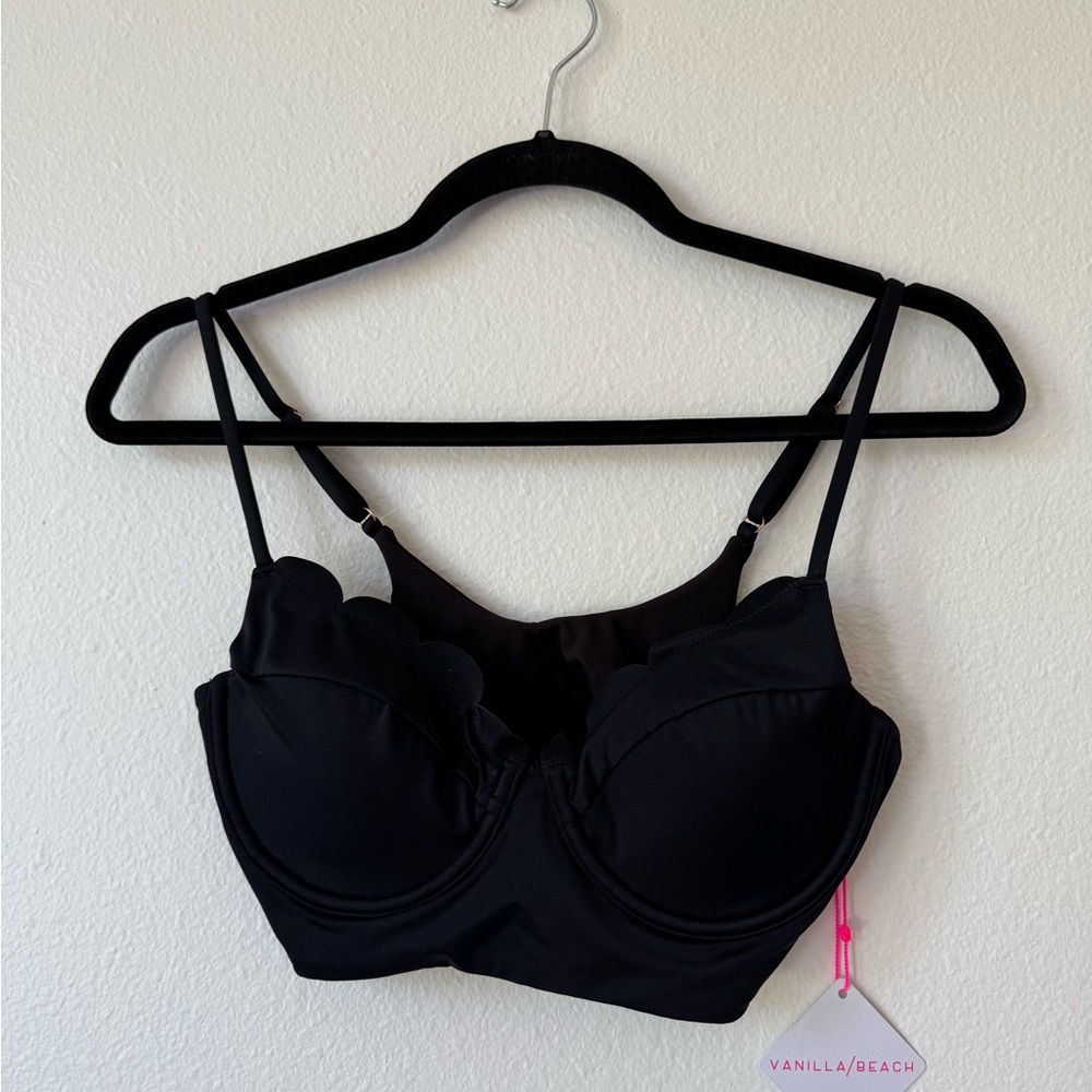 Vanilla/Beach Black Underwire Bathing Suite Top and Bottom with Scallop Detail
